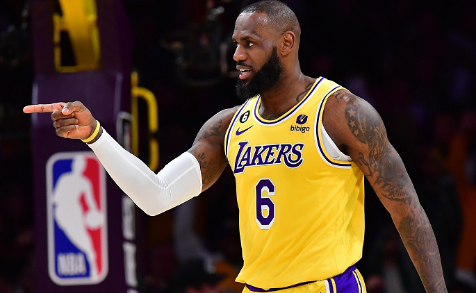 拓荒者队硬战爵士队，迎来激烈对决