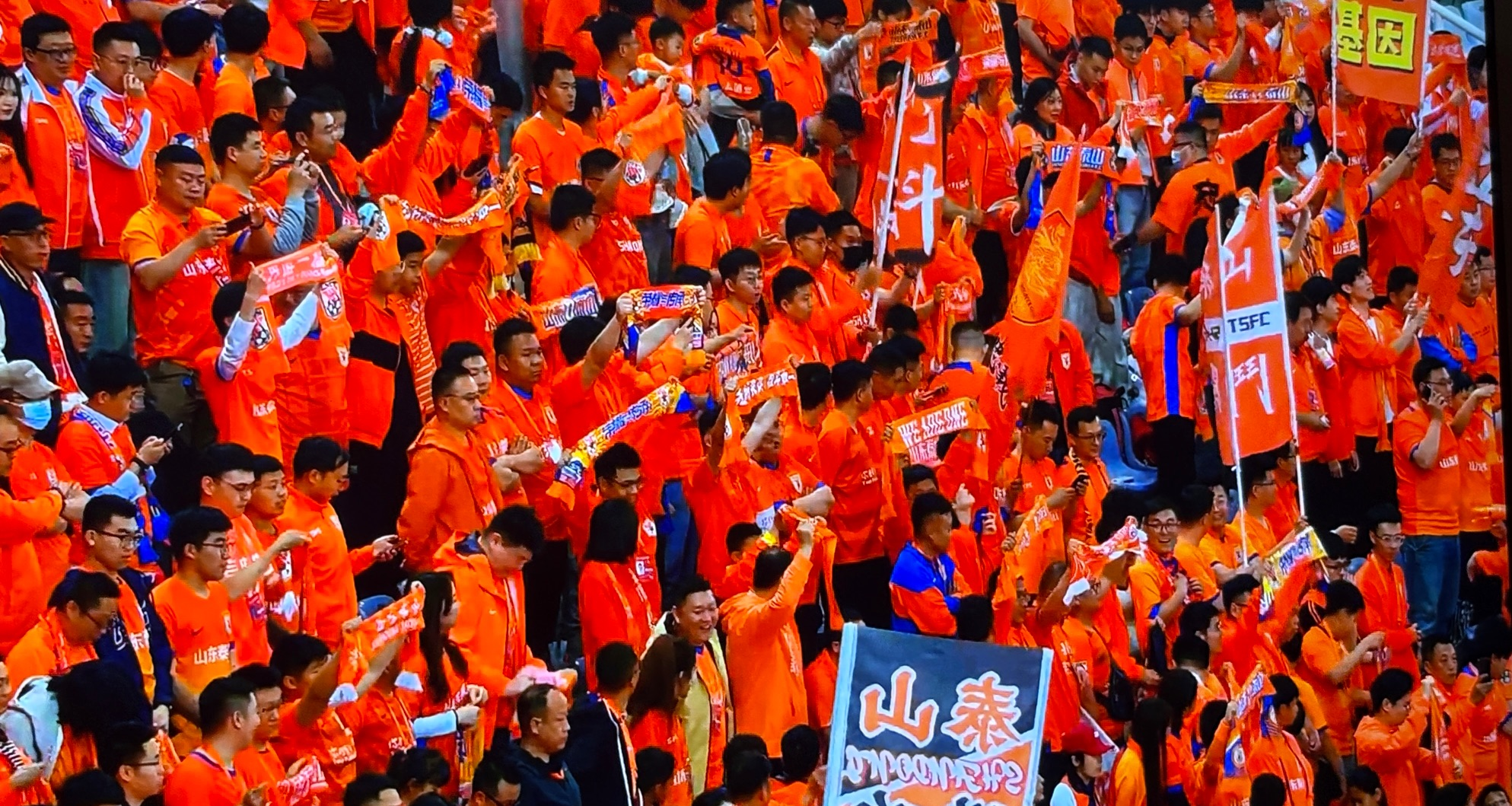 关于现场观众掌声雷动,足球比赛引爆热情的信息 关于现场观众掌声雷动,足球比赛引爆热情的信息