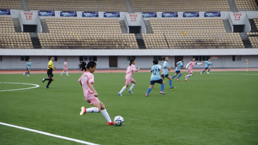 关于踢球比赛赛场上赛出风采,球员实力出众的信息 关于踢球比赛赛场上赛出风采,球员实力出众的信息