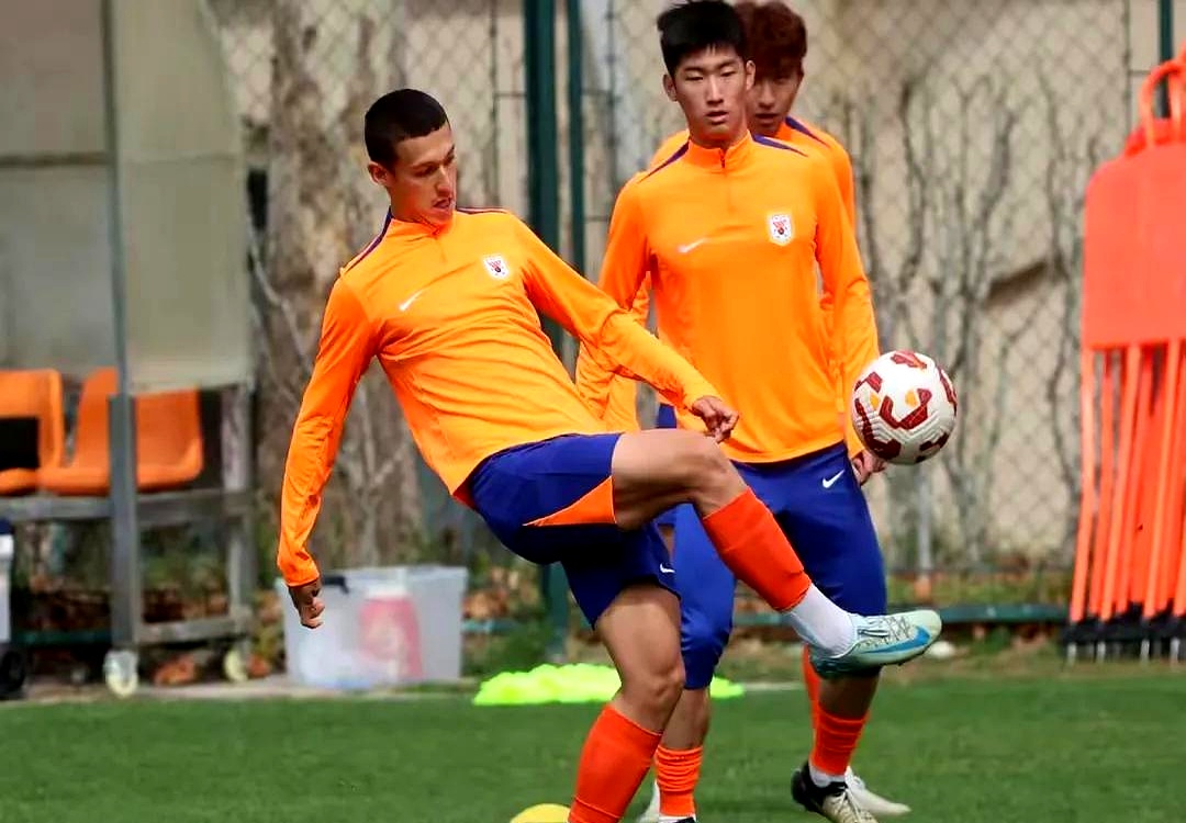 关于踢球比赛赛场上赛出风采,球员实力出众的信息 关于踢球比赛赛场上赛出风采,球员实力出众的信息