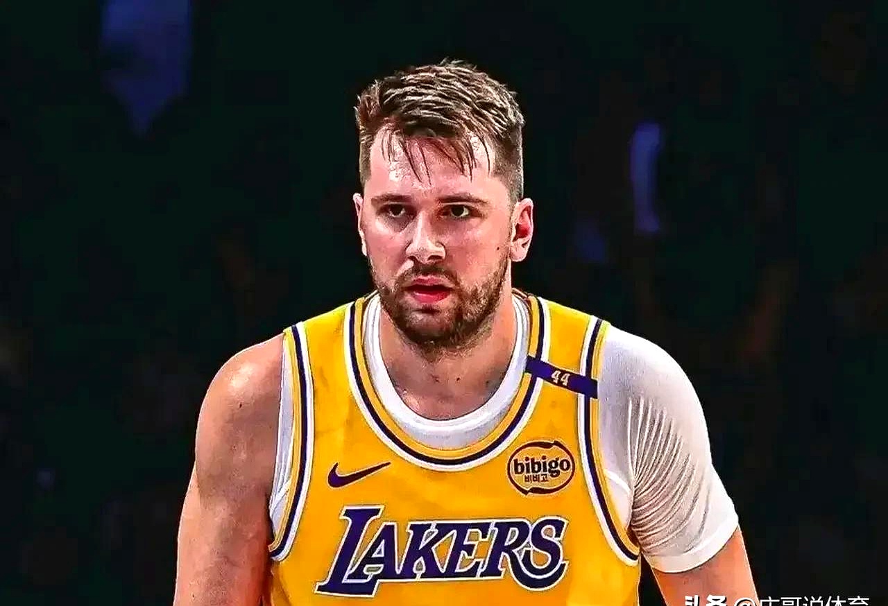 湖人核心归队单节砍分，队友连续进账取胜
