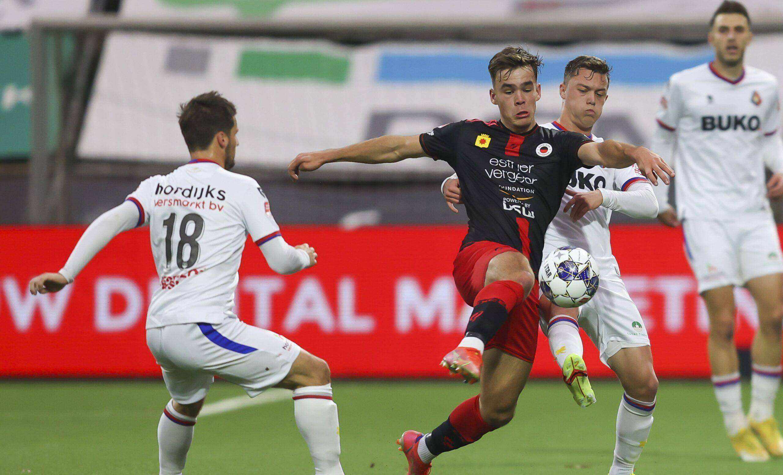 包含阿贾克斯大胜后庆祝，团结一心力争冠军的词条