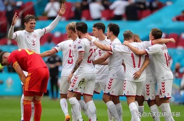 狂热球迷为欧国联的激烈对抗加油助威的简单介绍 狂热球迷为欧国联的激烈对抗加油助威的简单介绍