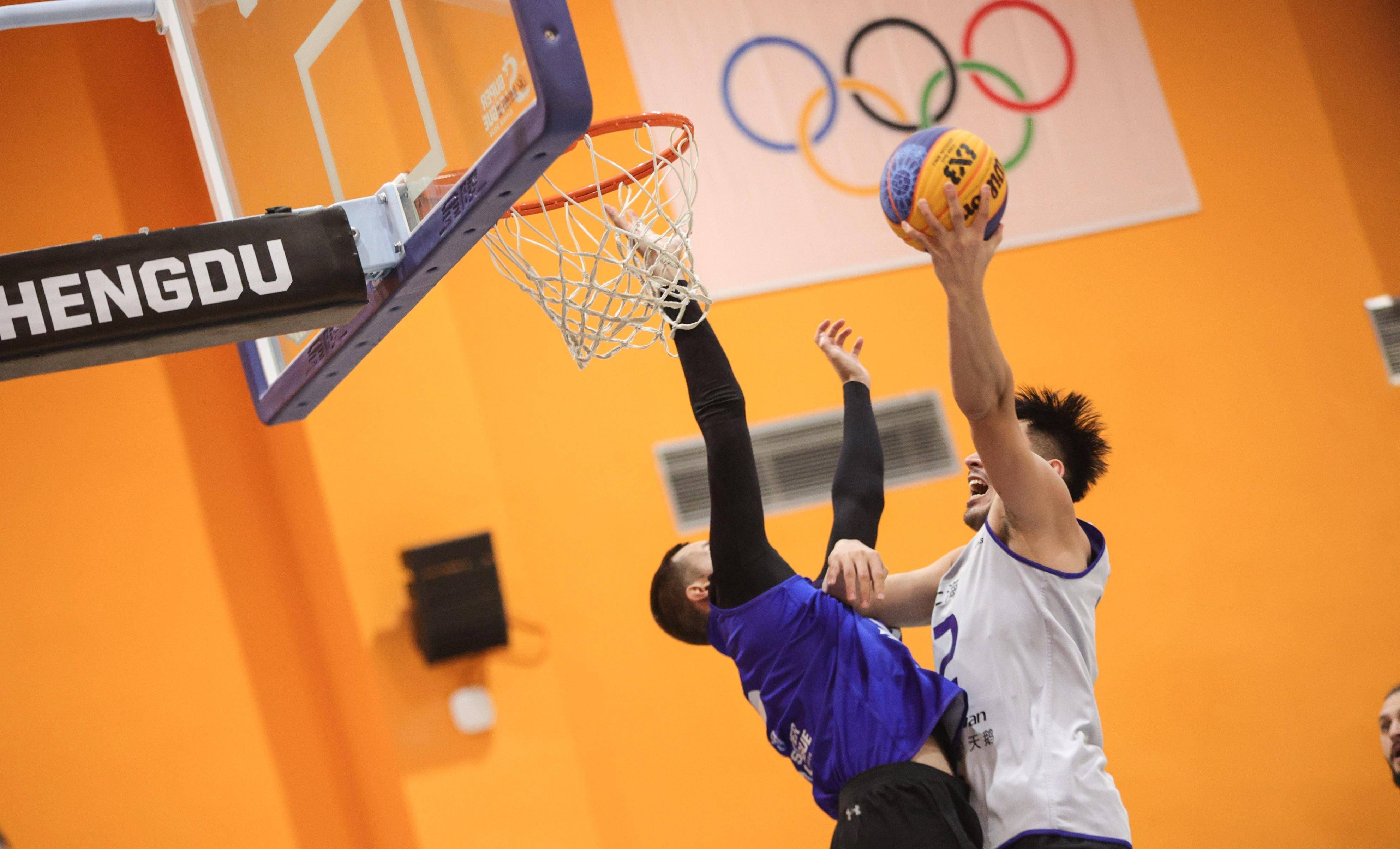 球场上的激烈角逐点燃篮球热情