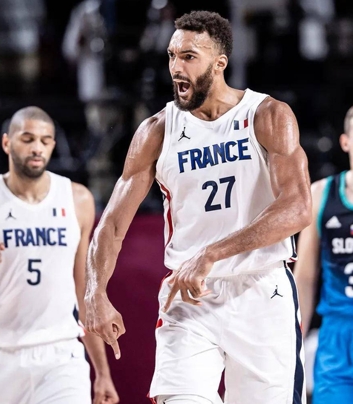 拉脱维亚举重冠军维克托利亚成功获得银牌