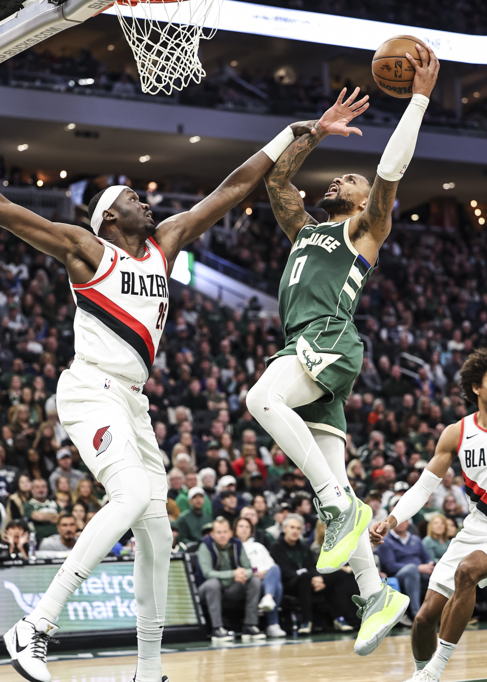 雄鹿不敌开拓者,利拉德猛砍40分 雄鹿不敌开拓者,利拉德猛砍40分