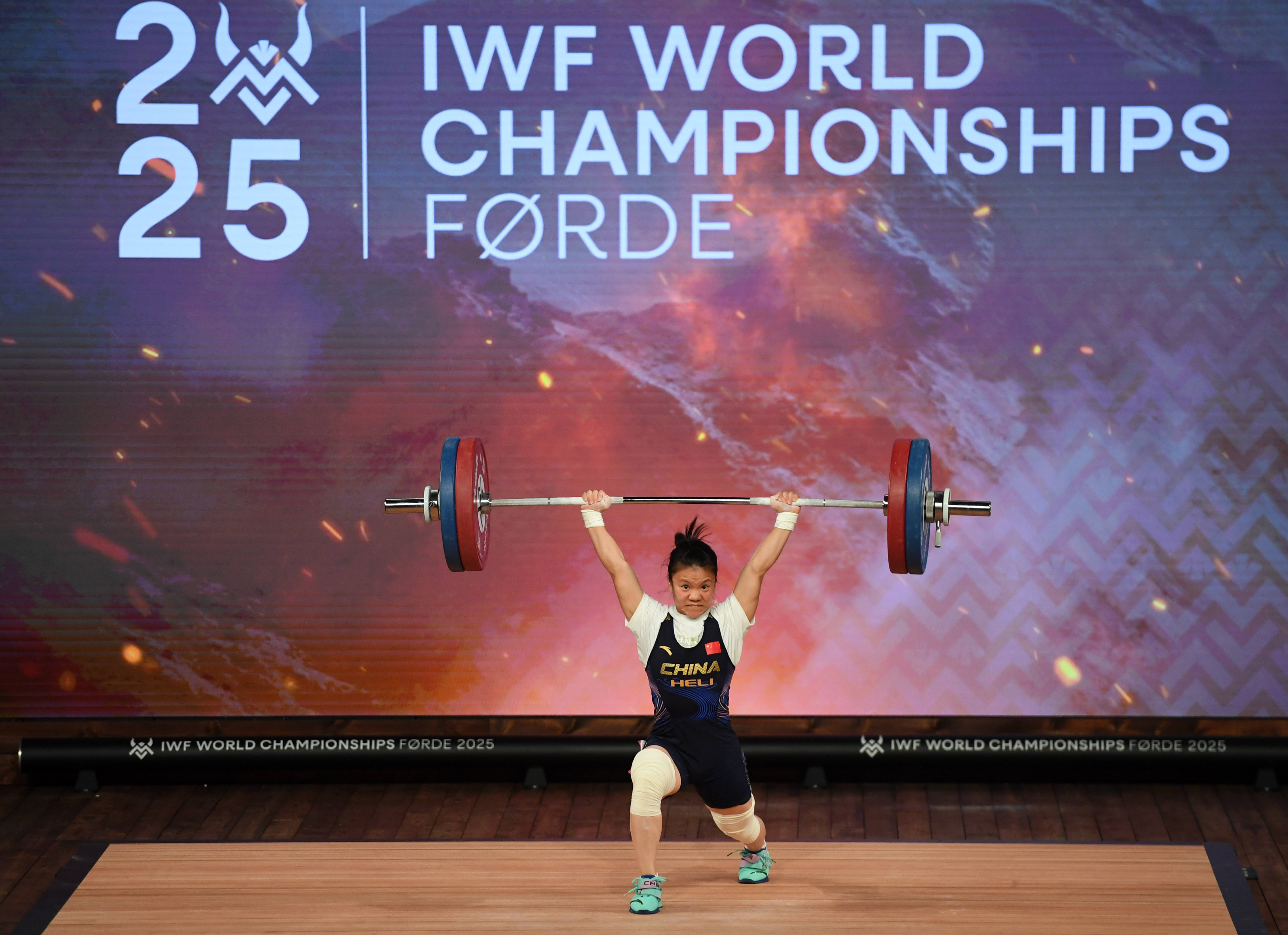 星空体育网站入口-泰国女子举重选手力战群雄，勇夺桂冠！
